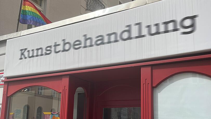 Die Pride-Flagge weht nicht nur in der Müllerstraße. In der ganzen Stadt gibt es Ausstellungen zu queeren Themen.