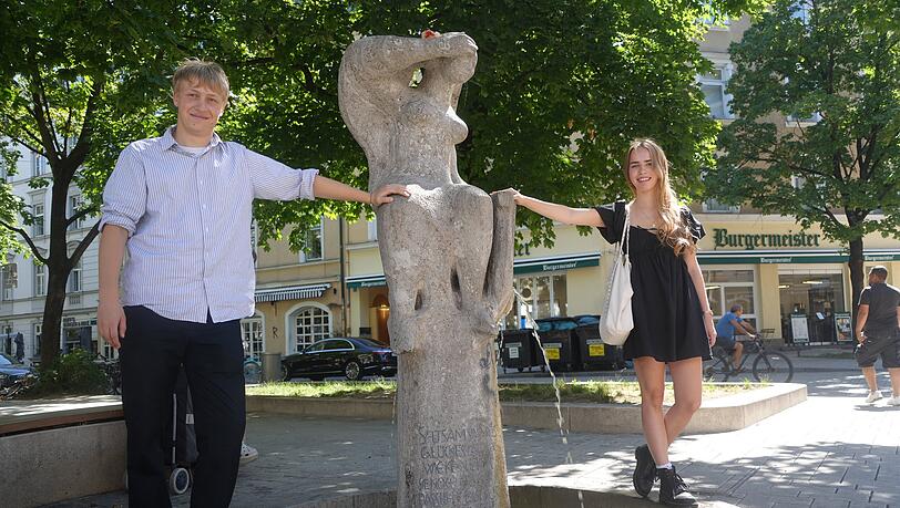 Dieser Brunnen ist dem berühmten Dramatiker Frank Wedekind gewidmet. Das Gedicht auf der Skulptur liefert die Antwort auf eine Frage bei der MVV-Stadtrallye durch Altschwabing. Dieser Brunnen ist dem berühmten Dramatiker Frank Wedekind gewidmet. Das Gedicht auf der Skulptur liefert die Antwort auf eine Frage bei der MVV-Stadtrallye durch Altschwabing.