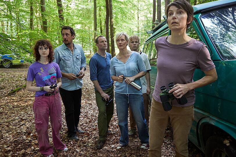 Die Hofgemeinschaft sucht Aaron, von links: Jella (C&auml;cilia Kircher), ihr Vater Bodo (Hans L&ouml;w), Thies (Mark Waschke), Inga (Anna Schudt), deren Sohn Lasse Herzog (Jona Lewin Nicolai) und Sophie (Julia Koschitz), die Mutter des Verschwundenen.