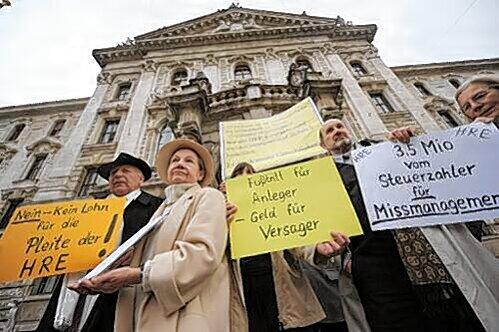 Keine Geld für das Missmanagement &ndash; ehemalige Klein-Aktionäre von der Hypo Real Estate protestierten vor dem Münchner Justizpalast.