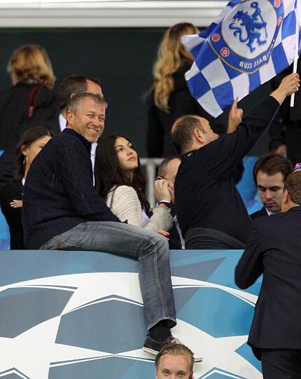 Auch Chelsea-Besitzer Roman Abramowitsch freut sich riesig.