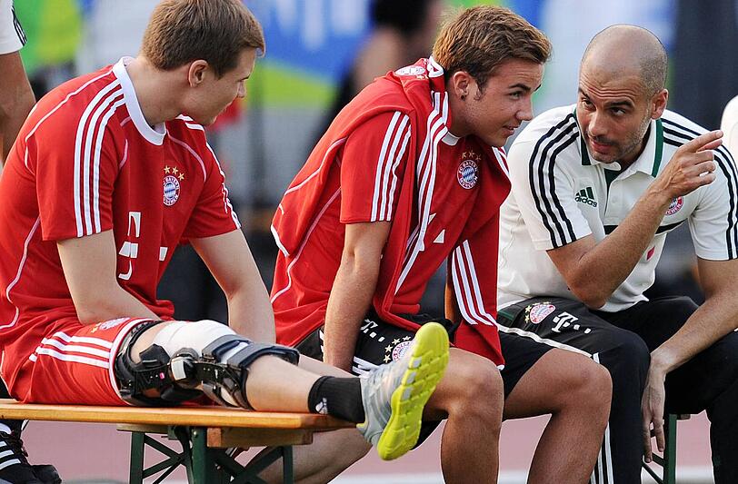 Außer Gefecht: Holger Badstuber (l.) und Mario Götze mit Pep Guardiola vom FC Bayern.