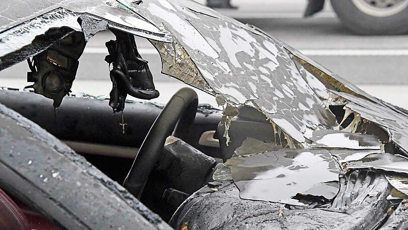 Auf der A99 in Höhe Heimstetten brannte ein Alfa Romeo aufgrund eines technischen Defekts komplett aus. Aufgrund der Fahrbahnsperrung bildete sich ein acht Kilometer langer Stau.