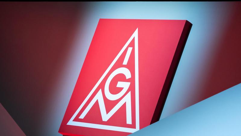 Das Logo der IG Metall hängt über einer Bühne. Foto: Daniel Karmann/dpa/Symbolbild Das Logo der IG Metall hängt über einer Bühne. Foto: Daniel Karmann/dpa/Symbolbild
