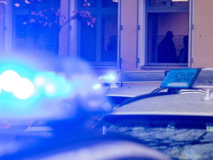 Polizeifahrzeuge stehen mit Blaulicht. Foto: Armin Weigel/dpa/Symbolbild
