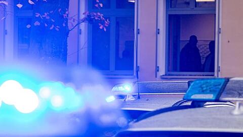 Polizeifahrzeuge stehen mit Blaulicht. Foto: Armin Weigel/dpa/Symbolbild