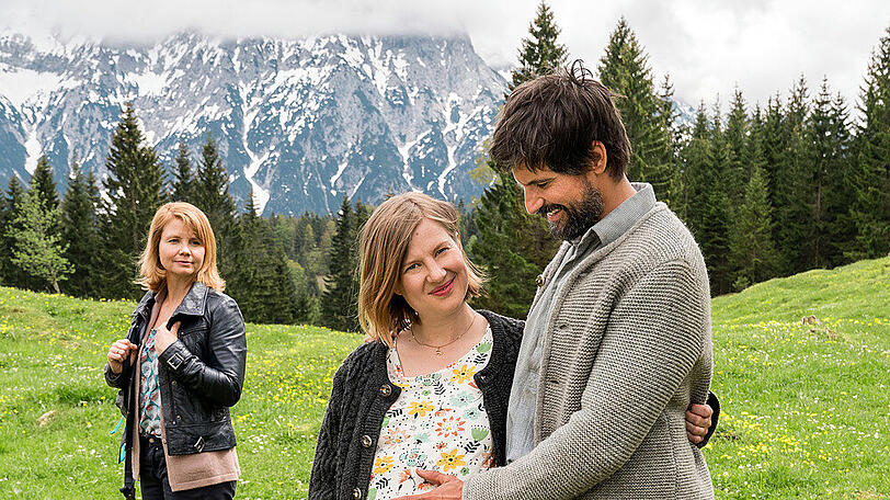 "Eine Almhütte für Zwei": Leonhard (Tom Beck) und Beate (Anna Drexler, Mitte) sind guter Hoffnung, Beates Mutter Hanna (Anette Frier) ist besorgt.
