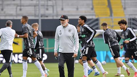 Er sehnt sich nach dribbelstarken Spielern im Nachwuchs: U21-Assistenztrainer Hermann Gerland.