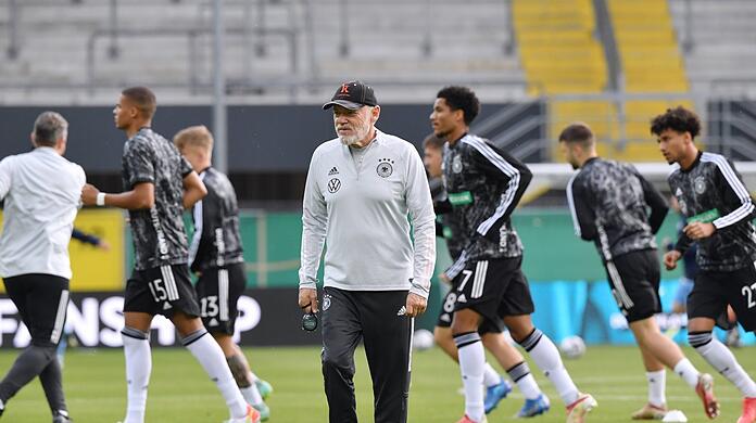 Er sehnt sich nach dribbelstarken Spielern im Nachwuchs: U21-Assistenztrainer Hermann Gerland.