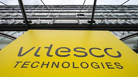 Das Logo des Autozulieferers Vitesco auf einem Schild vor dem Werksgelände.