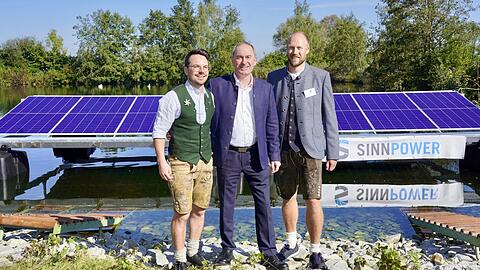 Dieses Modul sitzt wieder auf dem Trockenen: Wirtschaftsminister Hubert Aiwanger (M.), AWA-Vorstand Maximilian Bleimaier und Ammerseewerke-Chef Thomas Obermaier (r.) bei der Präsentation.
