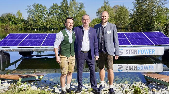 Dieses Modul sitzt wieder auf dem Trockenen: Wirtschaftsminister Hubert Aiwanger (M.), AWA-Vorstand Maximilian Bleimaier und Ammerseewerke-Chef Thomas Obermaier (r.) bei der Präsentation.