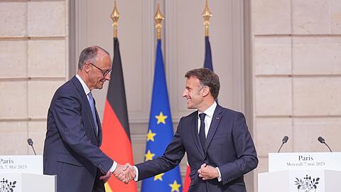Der Empfang für den neuen deutschen Bundeskanzler in Paris war herzlich.