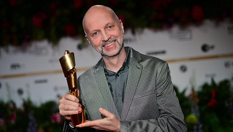 Der Regisseur Veit Helmer mit der Lola für die Kategorie "Bester Kinderfilm". Der Regisseur Veit Helmer mit der Lola für die Kategorie "Bester Kinderfilm".