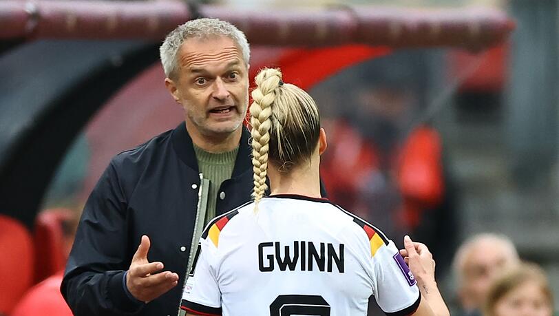 Im Dialog: Bundestrainer Christian Wück und DFB-Kapitänin Giulia Gwinn. Im Dialog: Bundestrainer Christian Wück und DFB-Kapitänin Giulia Gwinn.