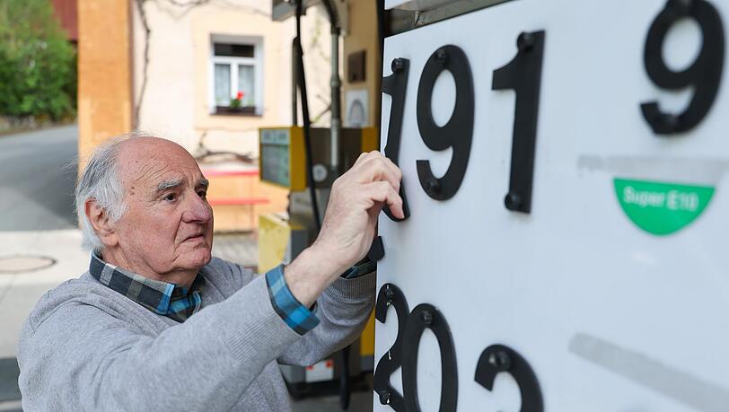 Herbert Brendel passt die Preisanzeige noch h&auml;ndisch an.