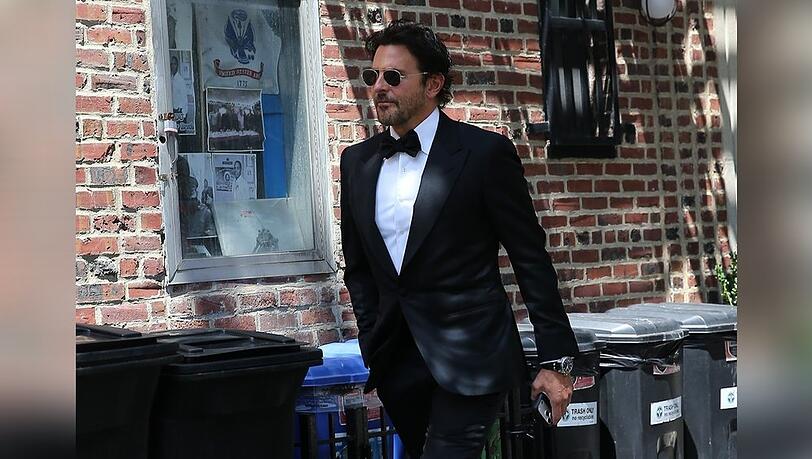 Bradley Cooper wurde als erster Gast auf dem Weg zur Swift-Kelce-Hochzeit gesichtet. Bradley Cooper wurde als erster Gast auf dem Weg zur Swift-Kelce-Hochzeit gesichtet.