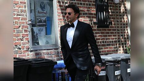Bradley Cooper wurde als erster Gast auf dem Weg zur Swift-Kelce-Hochzeit gesichtet.