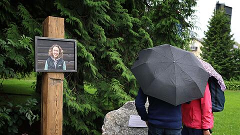 Stilles Gedenken im Laura-Dahlmeier-Park. (Archivbild)