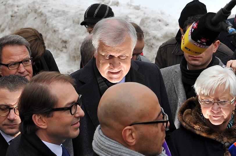 Lichtgestalt im Kreuther Schnee: Horst Seehofer wird von einem Scheinwerfer angestrahlt, Gerda Hasselfeldt (r.) und Alexander Dobrindt (l.) blicken in die Kameras.