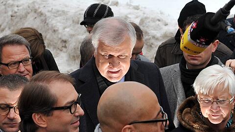 Lichtgestalt im Kreuther Schnee: Horst Seehofer wird von einem Scheinwerfer angestrahlt, Gerda Hasselfeldt (r.) und Alexander Dobrindt (l.) blicken in die Kameras.