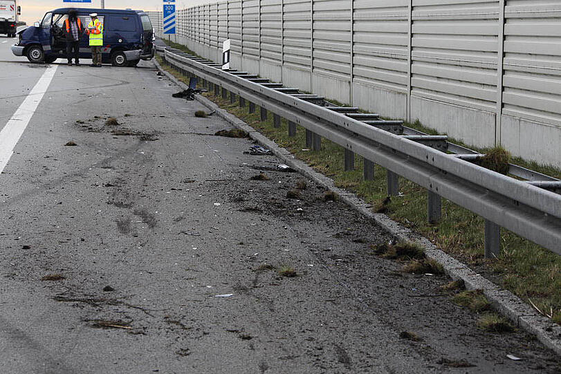 Bei dem schweren Unfall auf der A94 bei Ampfing werden die zwei Fahrer verletzt.