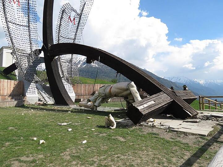 Ein umgestürztes 30 Meter hohes Holzkreuz, das an einen Besuch von Papst Johannes Paul II. in Norditalien erinnert, liegt am 24.04.2014 in Cevo bei Breacia (Italien) am Boden. Das Kreuz hat dort einen jungen Italiener erschlagen.