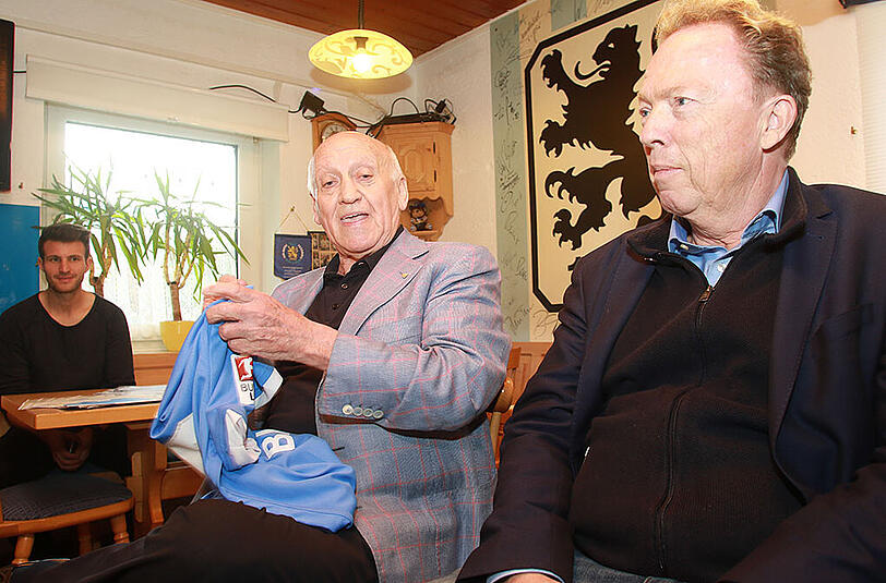 Peter Grosser (l.), der Kapitän der Löwen-Meistermannschaft von 1966 mit dem aktuellen TSV-Präsidenten Peter Cassalette.