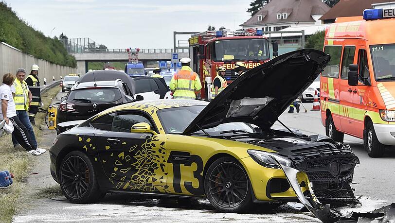 Schwerer Unfall auf der A94: Ein Mercedes-Sportwagen schoss einen Renault ab. Die Bilder von der Unfallstelle! Schwerer Unfall auf der A94: Ein Mercedes-Sportwagen schoss einen Renault ab. Die Bilder von der Unfallstelle!