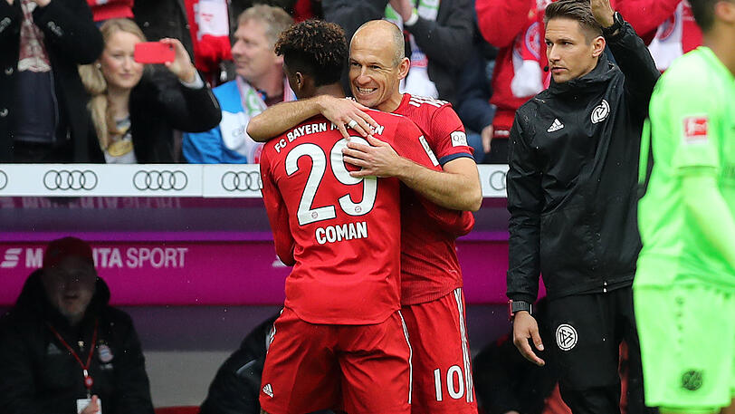 Arjen Robben (r.) kann sich bei seiner Einwechslung ein Grinsen nicht verkneifen.