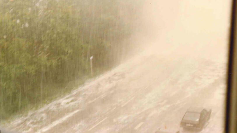 Juli 1984: Der Hagel über München! AZ-Leserin Melanie Frank hat uns diese Fotos ihrer Oma Charlotte Kircheis (&dagger; 2003) zugeschickt. Es zeigt das Naturschauspiel am Luise-Kiesselbach-Platz.
