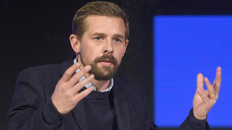 Entertainer Klaas Heufer-Umlauf verliert nach Fake-Vorwürfen gegen seine Sendung "Late Night Berlin" einen Journalistenpreis.
