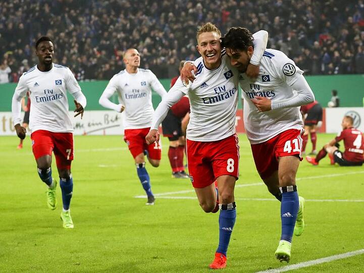 Torschütze Berkay Özcan (r/41) und Lewis Holtby (M/8) feiern das 1:0 für den HSV gegen Nürnberg.