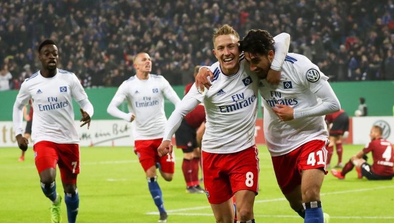 Torschütze Berkay Özcan (r/41) und Lewis Holtby (M/8) feiern das 1:0 für den HSV gegen Nürnberg. Torschütze Berkay Özcan (r/41) und Lewis Holtby (M/8) feiern das 1:0 für den HSV gegen Nürnberg.