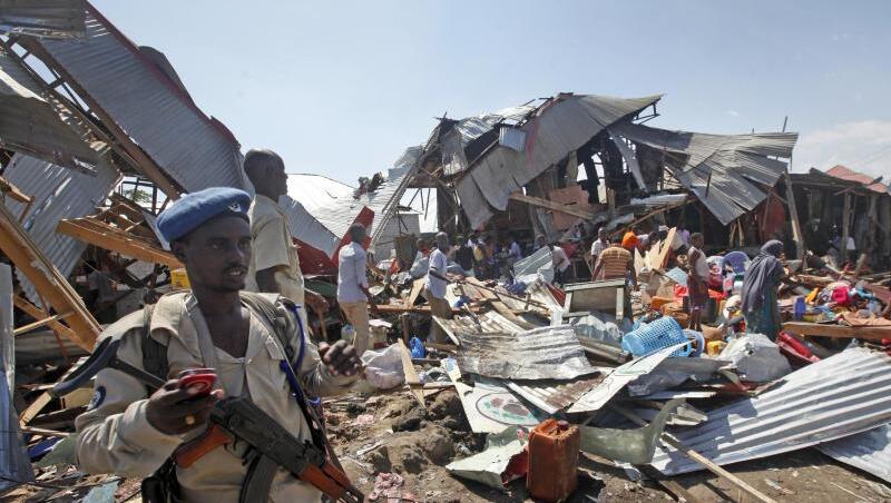 Ein somalischer Polizist Ende November am Ort eines Al-Shabaab-Attentats in Mogadischu. Nun hat es erneut einen Angriff der Islamisten gegeben. Ein somalischer Polizist Ende November am Ort eines Al-Shabaab-Attentats in Mogadischu. Nun hat es erneut einen Angriff der Islamisten gegeben.