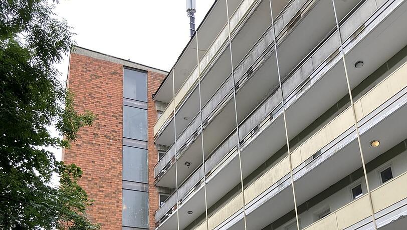 Nach Angaben der Stadt hatten zuletzt rund 200 Personen den Wohnblock an der Luitpoldstraße 32 bewohnt. Jetzt ist er leer.