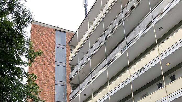 Nach Angaben der Stadt hatten zuletzt rund 200 Personen den Wohnblock an der Luitpoldstraße 32 bewohnt. Jetzt ist er leer.
