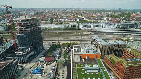 Vorne sieht man: Im Werksviertel wird noch gewerkelt. Aber gleich hinter den Gleisen am Ostbahnhof kann man vom neuen Werk 4 Frauenkirche (links), Olympiaturm (Mitte) und mehr sehen.