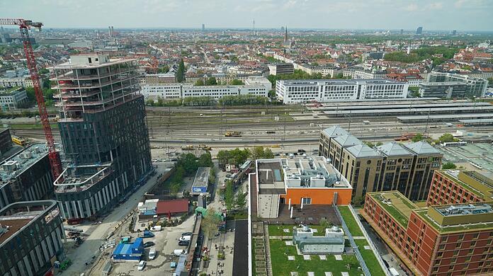 Vorne sieht man: Im Werksviertel wird noch gewerkelt. Aber gleich hinter den Gleisen am Ostbahnhof kann man vom neuen Werk 4 Frauenkirche (links), Olympiaturm (Mitte) und mehr sehen.