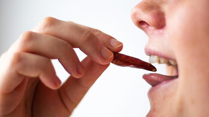 Eine getrocknete Chili pur zu essen, kann unangenehm sein. Gefährlich wird es, wenn Kinder besonders scharfe Chili-Chips essen und deswegen sogar ins Krankenhaus müssen.