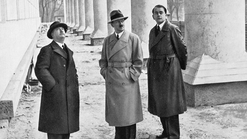 Adolf Hitler (mit seinem Architekten Leonhard Gall und Albert Speer ) hatte für seine Lieblingsstadt München große Pläne. Einer davon war ein gigantischer Hauptbahnhof in der Nähe der Friedenheimer Brücke. Adolf Hitler (mit seinem Architekten Leonhard Gall und Albert Speer ) hatte für seine Lieblingsstadt München große Pläne. Einer davon war ein gigantischer Hauptbahnhof in der Nähe der Friedenheimer Brücke.