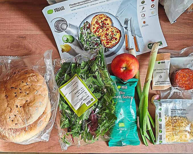 Die Zutaten der Box "Fladenbrotpizza mit Chorizo und Apfelscheiben, dazu Frühlingszwiebel und frischer Salat". Sie wurde aus Verden in Niedersachsen geliefert - also fast 700 Kilometer.