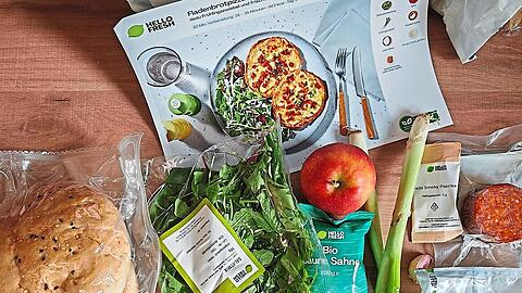 Die Zutaten der Box "Fladenbrotpizza mit Chorizo und Apfelscheiben, dazu Frühlingszwiebel und frischer Salat". Sie wurde aus Verden in Niedersachsen geliefert - also fast 700 Kilometer.
