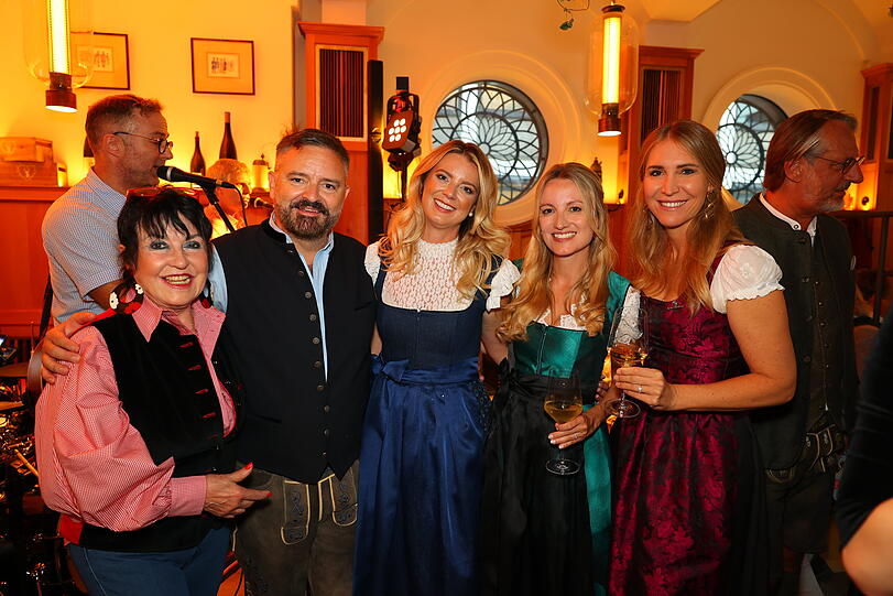Käfer-Witwe Uschi Ackermann, Designer Adrian Runhof, Bräurosl-Wirtin Franziska Kohlpaintner, Schauspielerin Vanessa Eichholz und Dirndl-Designerin Anja Gräfin von Keyserlingk
