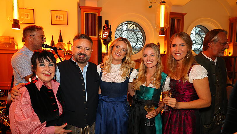 Käfer-Witwe Uschi Ackermann, Designer Adrian Runhof, Bräurosl-Wirtin Franziska Kohlpaintner, Schauspielerin Vanessa Eichholz und Dirndl-Designerin Anja Gräfin von Keyserlingk Käfer-Witwe Uschi Ackermann, Designer Adrian Runhof, Bräurosl-Wirtin Franziska Kohlpaintner, Schauspielerin Vanessa Eichholz und Dirndl-Designerin Anja Gräfin von Keyserlingk