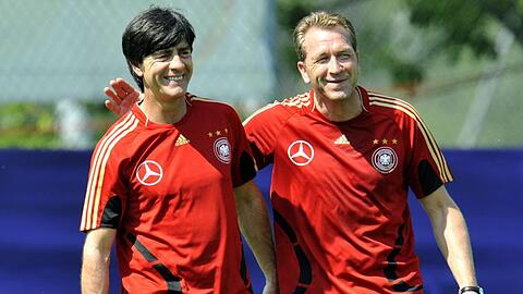 Bundestrainer Joachim Löw (l) mit Torwarttrainer Andreas Köpke (r) geben sich in Südtirol locker.