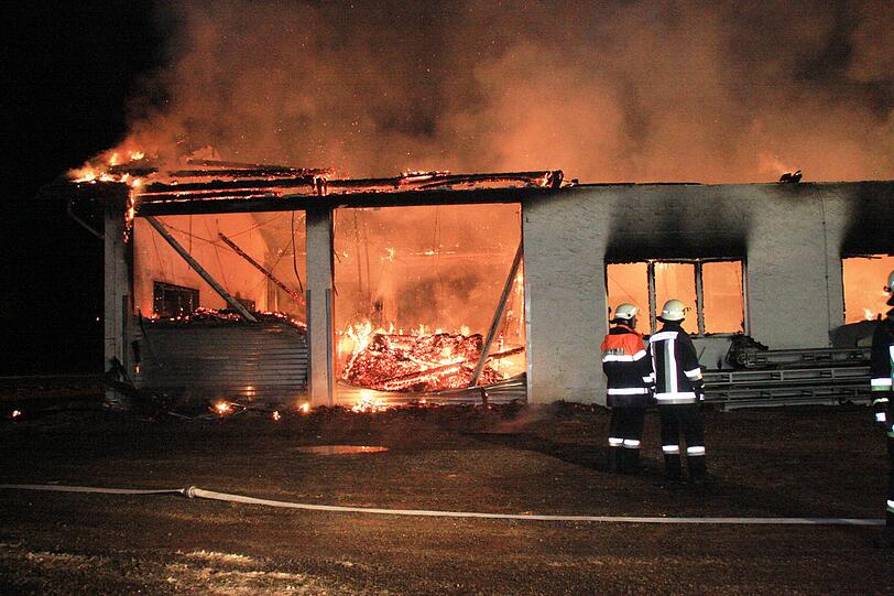 Einen Schaden von mindestens einer halben Million Euro hat ein Großbrand in einer Halle zur Teeproduktion in Eggstätt (Landkreis Rosenheim) verursacht. Menschen kamen nicht zu Schaden. Wie die Polizei mitteilte, fiel eine Hälfte des Firmengebäudes den Flammen zum Opfer.