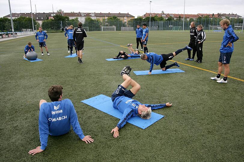 Die Löwen legen sich in Maria Taferl ordentlich ins Zeug: Bankdrücken, Übungen am Gummiseil, Lauftraining - die Bilder aus dem Trainingslager.