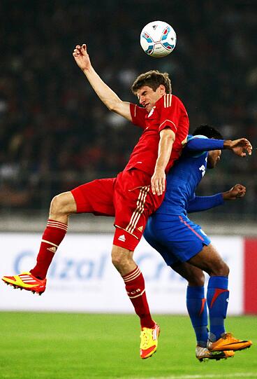 Bayern München hat ein Testspiel gegen die Nationalmannschaft von Indien leicht und locker mit 4:0 (4:0) gewonnen. Gomez, Schweinsteiger und Müller trafen für die Münchner. Die Bilder vom Spiel!