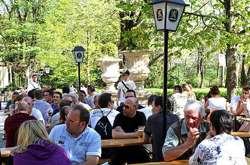 Beliebter Treffpunkt mitten in der Stadt: der Biergarten des Park Café am Alten Botanischen Garten.